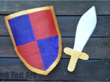 Cardboard Shield Template How to Make A Knight 39 S Shield Red Ted Art 39 S Blog